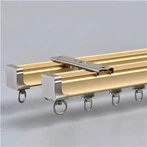 Að setja upp fortjald málmjárnbraut